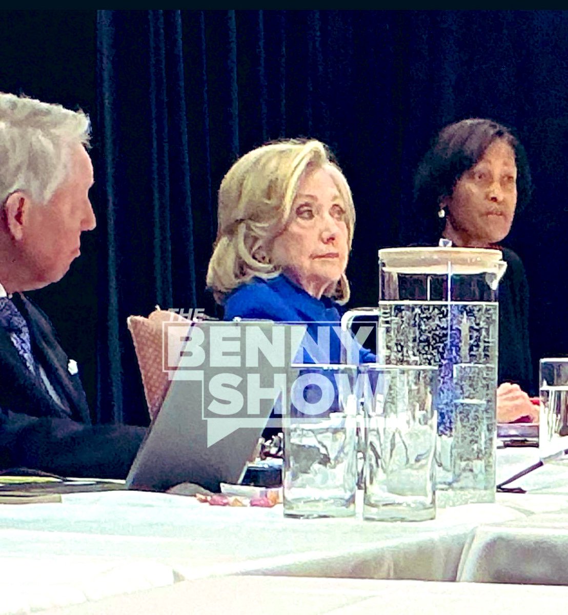 🇺🇸 URGENTE: PÁNICO TOTAL en los Clinton

Hillary acaba de aparecer temblando en su declaración bajo juramento ante el Comité de Supervisión de la Cámara por el caso Epstein.

No solo suda por sí misma… está aterrorizada por lo que le espera a Bill Clinton MAÑANA.

Los archivos