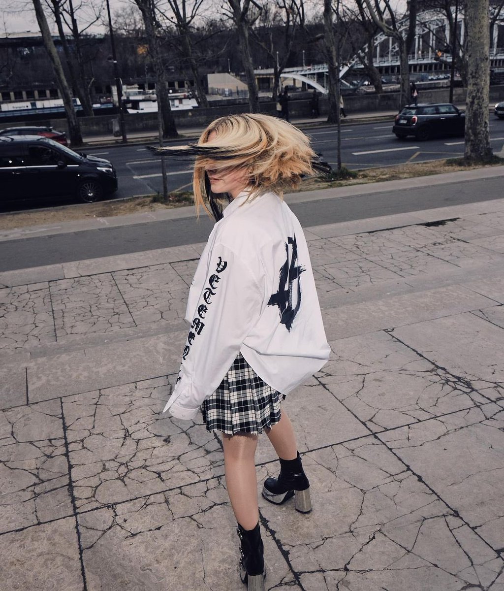 Access Avril tweet media