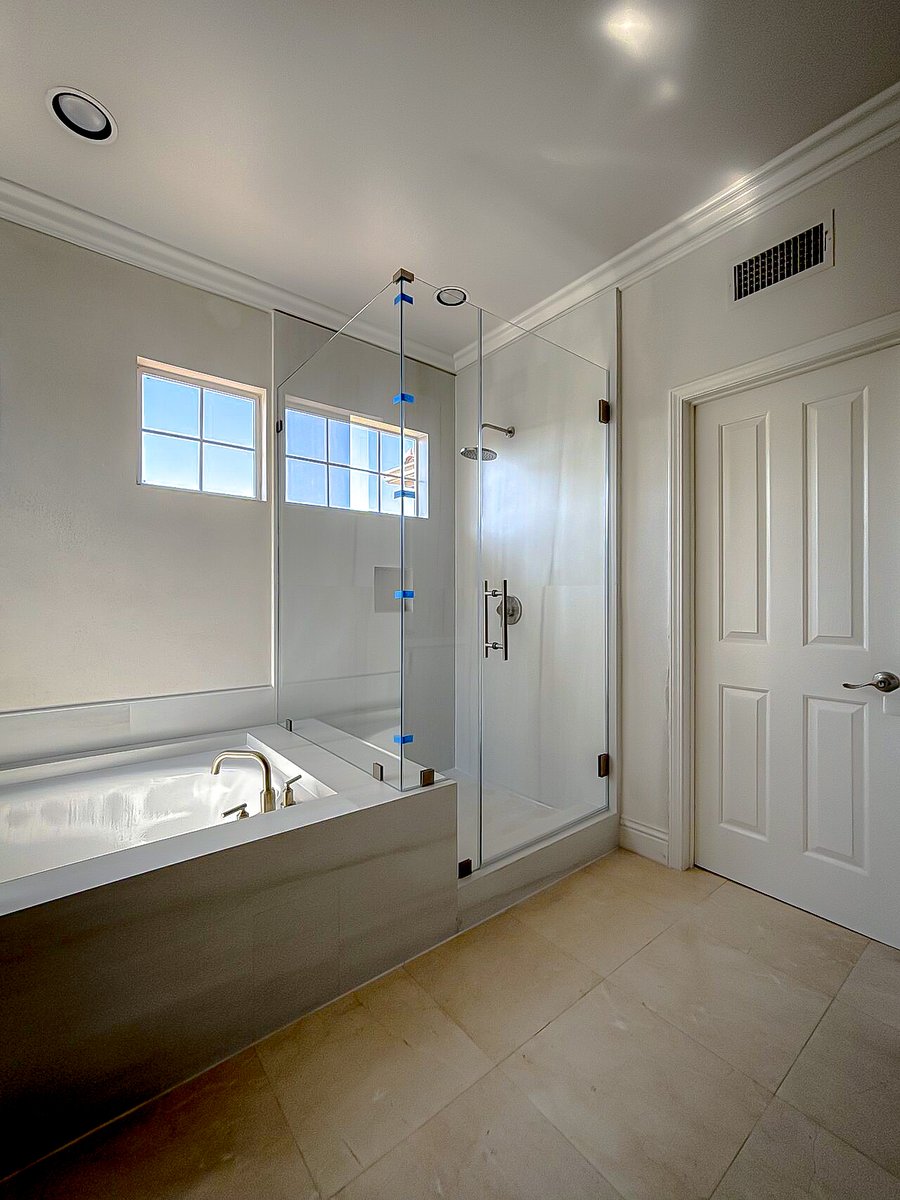 ShowerDoors1's tweet photo. Irvine, CA — Frameless DP90 on tub deck with return panel and double door entry. Clean reveals around the tile deck + brushed nickel hardware for a polished modern finish.
#Irvine #DP90 #Frameless #ShowerGlass #TubDeck #CustomGlass #BathroomRemodel #AffordableFrameless https://t.co/PAZ40lW3KS