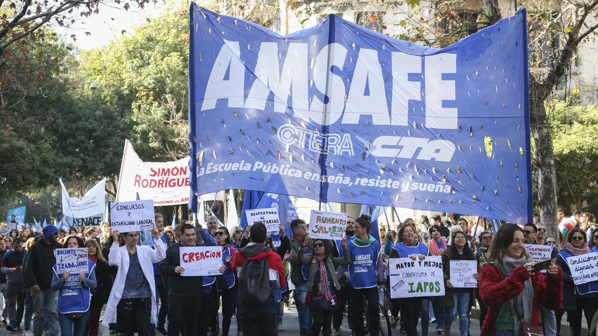 radiounr's tweet photo. #AMSAFE Rosario advierte sobre el deterioro de la escuela pública y el “ataque frontal” del gobierno provincial.

“El 2 de marzo va a haber un alto acatamiento al paro” dijo Roque Jaimes en diálogo con “Apuntes y Resumen”.

👉 https://t.co/kv8paE9ExW https://t.co/WipXDKnze1