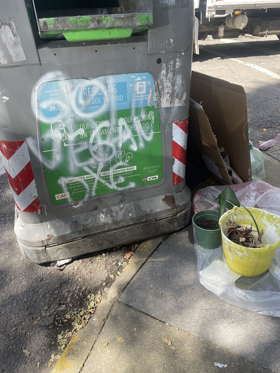 vmaidanar's tweet photo. En el día de hoy el camión de la @montevideoIM dejó el contenedor en la rampa! (La basura alrededor ya la informé por el servicio de wapp) https://t.co/DZZ06p2R9X