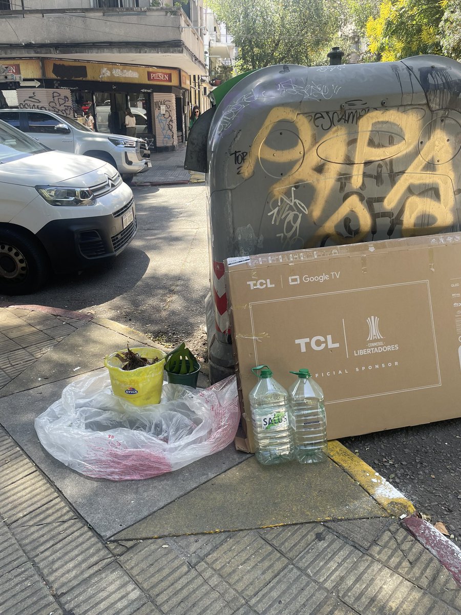 vmaidanar's tweet photo. En el día de hoy el camión de la @montevideoIM dejó el contenedor en la rampa! (La basura alrededor ya la informé por el servicio de wapp) https://t.co/DZZ06p2R9X