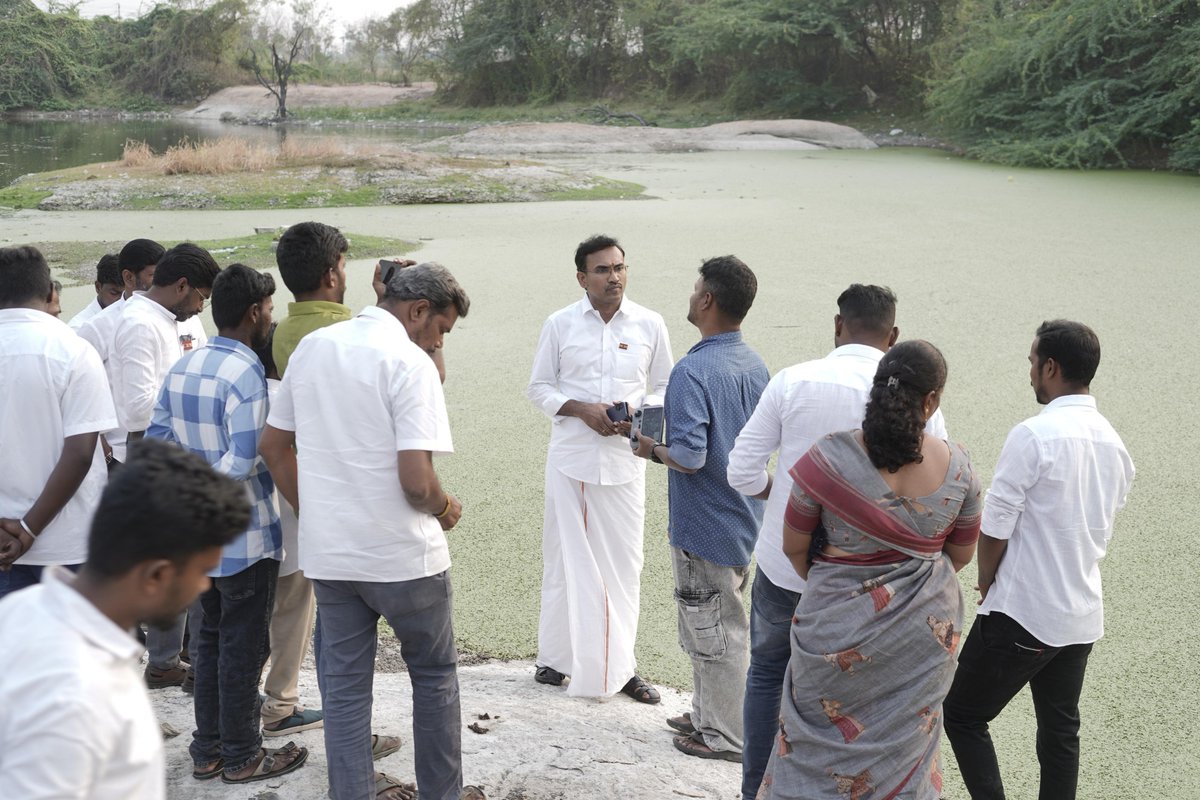 arunraajkg's tweet photo. நமது நீர்நிலைகள், நம் வாழ்வின் ஆதாரம்.

குப்பைகள் கொட்டப்பட்டும், கழிவுநீர் கலந்தும் நிலைகுலைந்து போயிருக்கும் நீர்நிலைகளை மீட்டெடுப்பது நமது தலையாய கடமை. இதற்காக, இதுவரை 290-க்கும் மேற்பட்ட ஏரிகளைத் தூர்வாரி மீட்டெடுத்த நீர்நிலை ஆர்வலர் சகோதரர் @being_nimal அவர்களுடன் கைகோர்த்து, ஏரிகளை மீட்கும் பணியை முன்னெடுப்பதில் பெருமகிழ்ச்சி அடைகிறோம்.

முதற்கட்டமாக இன்று நாமக்கல் மாவட்டம், திருச்செங்கோடு சட்டமன்றத் தொகுதிக்குட்பட்ட கருவேப்பம்பட்டு, கூட்டப்பள்ளி மற்றும் ஸ்ரீனிவாசபுரம் ஆகிய பகுதிகளில் உள்ள ஏரிகளை நேரில் பார்வையிட்டோம். அங்குள்ள ஏரிகளின் நிலை குறித்துப் பொதுமக்களின் மனக்குமுறல்களைக் கேட்டறிந்தோம். நீர் மாதிரிகள் எடுக்கப்பட்டு ஆய்வகங்களுக்கு அனுப்பப்பட்டுள்ளன. ஆய்வின் முடிவுகளுக்கு ஏற்ப, நகராட்சி நிர்வாகத்தின் அனுமதி பெற்று மேற்கண்ட ஏரிகளைப் புனரமைக்க முழு முயற்சிகள் எடுக்கப்படும்.

இயற்கை வளங்களைக் காக்கத் தவறிய ஆட்சியை மக்கள் நிச்சயம் மன்னிக்க மாட்டார்கள்.

@TVKVijayHQ | @TVKPartyHQ | @TVKHQITWingOffl | @BussyAnand

#தமிழகவெற்றிக்கழகம் #TVK
