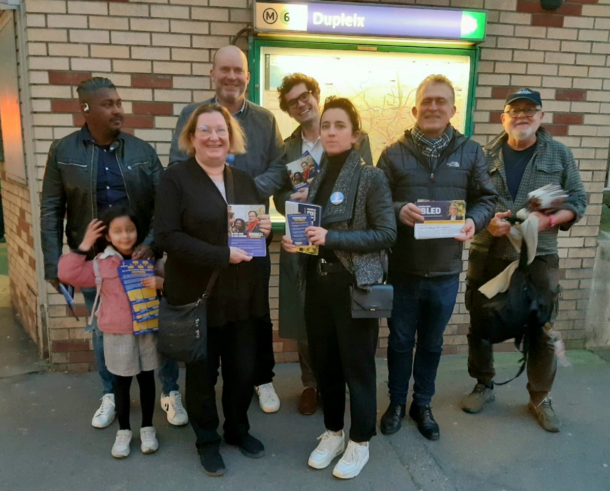PIERREMAURIN's tweet photo. Au métro #Dupleix pour échanger avec les habitants de #Paris15  de + en + convaincus par notre programme. 💪
Avec @pybournazel pour Paris, on avance, on agit, on transforme. 🔥
🗳️ Dès le 1er tour :
👉 @pybournazel #Paris 
👉 @CatherineIbled  #15e
#Municipales2026 #Paris15 https://t.co/8jKJxev4OS