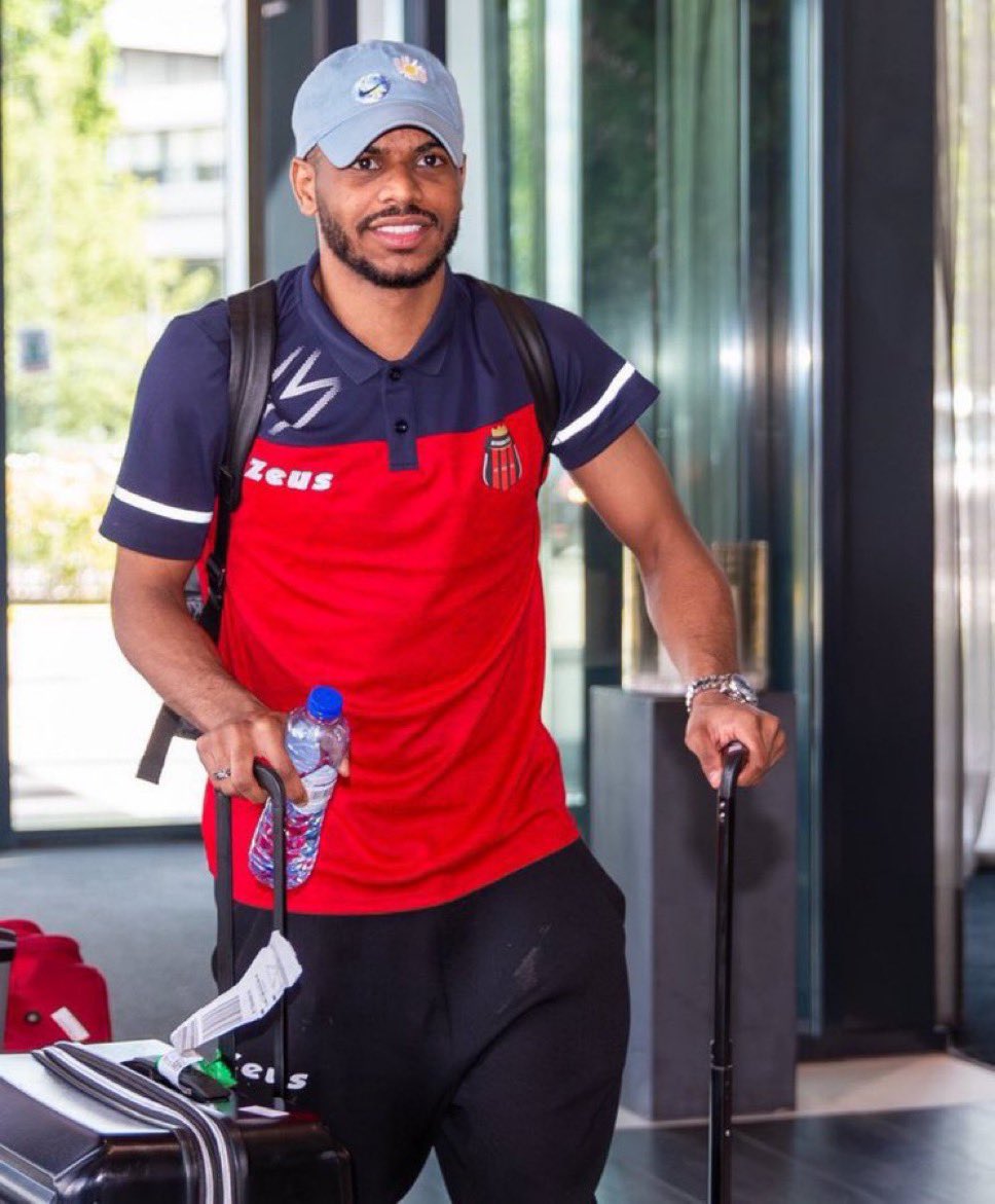 لو فيه رجال فالنادي هالورع مايجلس فالنادي دقيقه اقسم بالله قذاره بشكل يعني مستواك مع الاهلي زي وجهك تروح للرياض بنظام الاعاره وتقدم احسن ماعندك والمشكله امام فريقك الي رايح منه '!! ويطالب بكروت حمر ويتبطح اقسم بالله ماشفتها مع الاهلي وتعرف ليه جالس على الدكه ذا مكانك وهاذي عقليتك