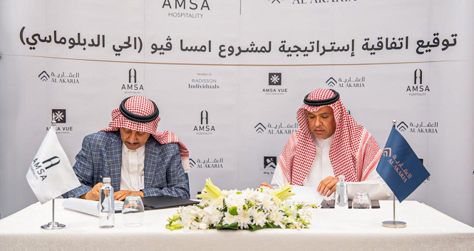 Argaam's tweet photo. العقارية توقع عقد تأجير مجمع الريف السكني بحي السفارات في مدينة الرياض مع شركة "امسا للضيافة"، بقيمة (1,199,299,500) ريال لمدة (20) عامًا، وذلك ضمن توجه الشركة لتعظيم الاستفادة من أصولها عبر نماذج تشغيلية طويلة الأجل في مواقع استراتيجية، بما يعزز جودة الحياة ويتماشى مع مستهدفات رؤية 2030.

https://t.co/3O8DFm4jEm

@AlakariaSA       #العقارية