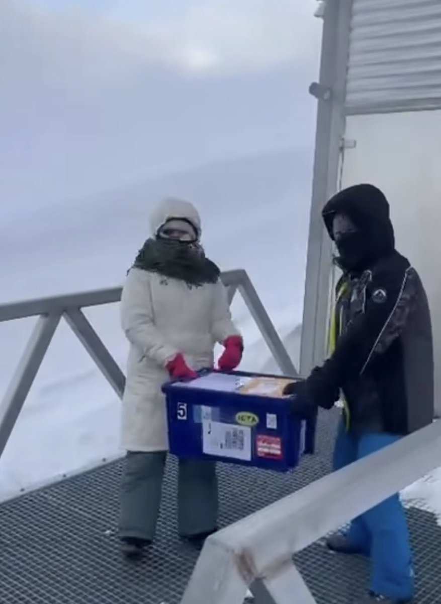 fiaheisenberg's tweet photo. Semillas de productores guatemaltecos están en el Bóveda Global de Semillas de Svalbard. 

Hoy Guatemala por medio del ICTA Guatemala y con el aval del MAGA realizó el depósito en caja negra de 950 accesiones de maíz, frijol, amaranto y cucurbitáceas a la Bóveda Global de Semillas de Svalbard, ubicada en el Ártico noruego, que alberga mas de 1.3 millones de accesiones, con la finalidad de resguardarlas a temperaturas de -18 °C a largo plazo. 

Dichas semillas solo pueden ser requeridas por el depositario en caso de catástrofe climática o emergencia. 

Del total de accesiones entregadas 115 (97 maíz y 18 frijol) provienen de los Bancos Comunitarios de ASOCUCH, los cuales son manejados por pequeños agricultores de la Sierra de los Cuchumatanes.