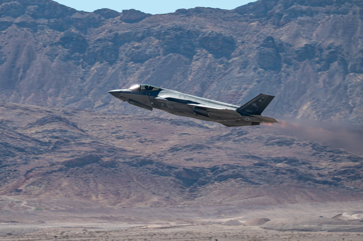 El FBI ha arrestado a un antiguo piloto de la USAF por entrenar, supuestamente, a pilotos de la República Popular China. Según las leyes norteamericanas, la instrucción en aviones de combate es información clasificada y se necesita autorización para su instrucción en terceros