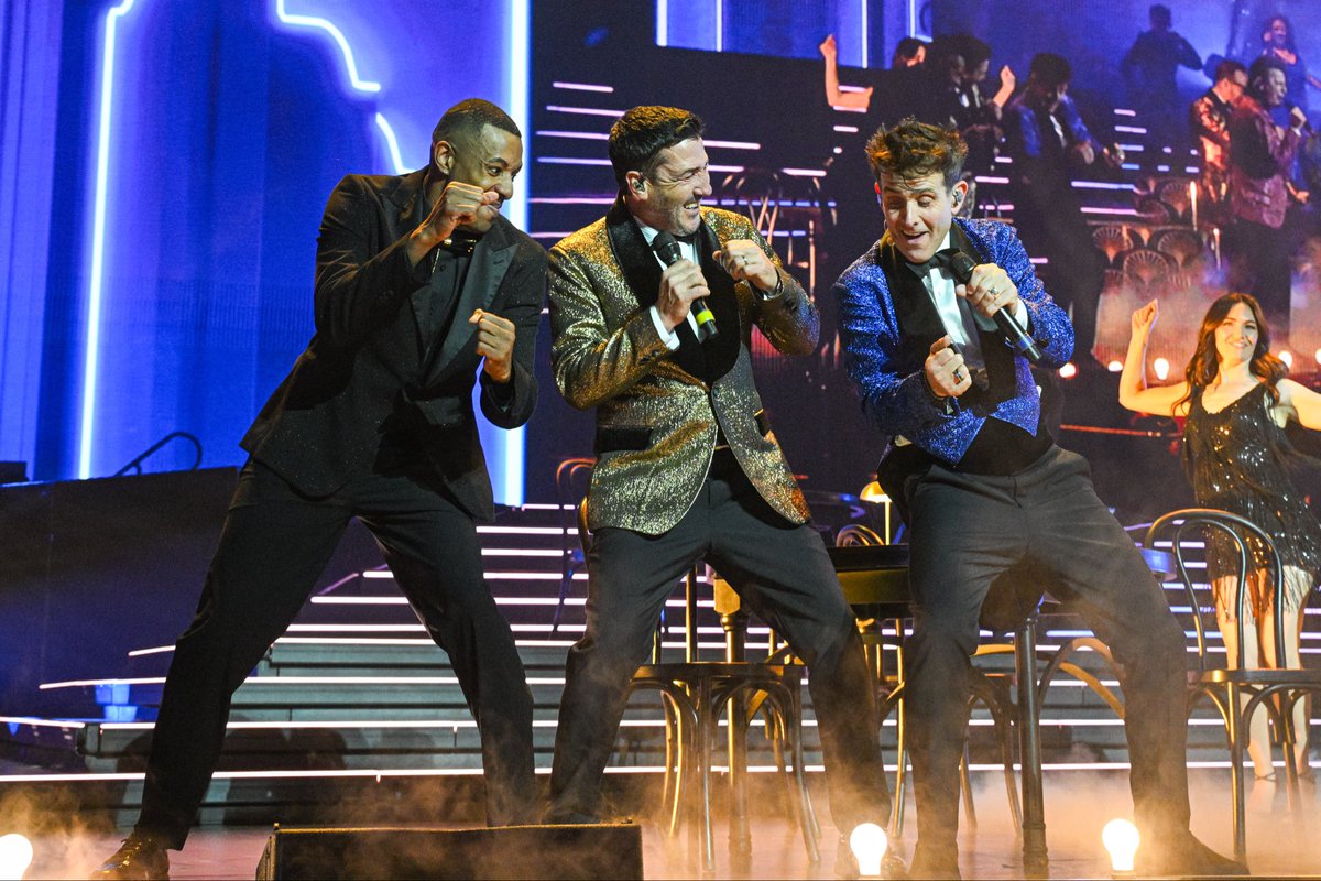 NKOTB's tweet photo. Last night was amazing thanks to you all! Let's keep the energy going for this weeknd, Blockheads! 🤖❤️ #TheRightStuff https://t.co/TKXhaEmrnN