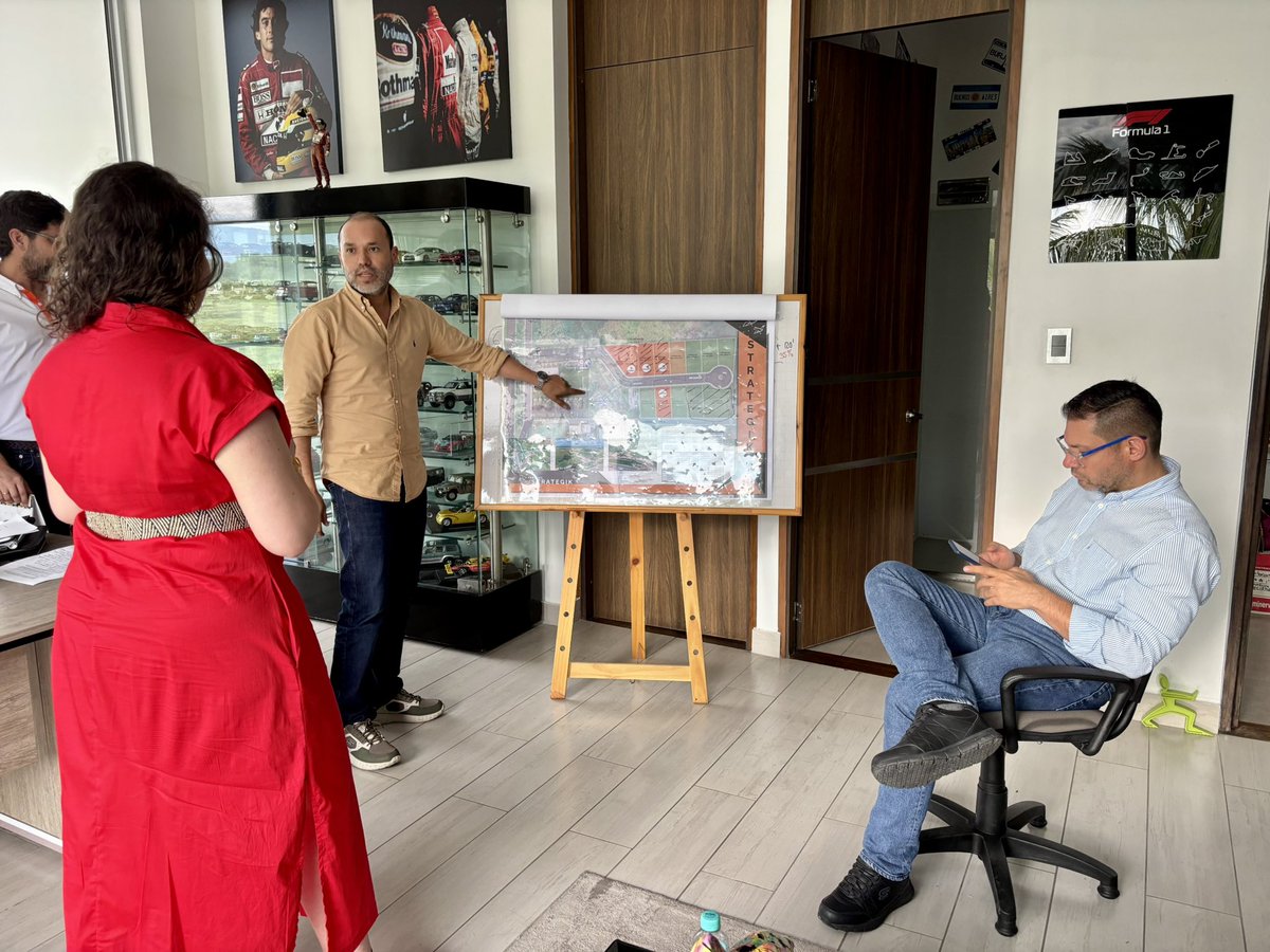 Desde la RAP Eje Cafetero lideramos un encuentro con <a href="/MinTransporteCo/">MinTransporte</a> y el presidente del #CUEETolima para fortalecer el corredor Agroindustrial, Turístico y Tecnológico del Tolima, con enfoque en sostenibilidad, energías limpias y aviturismo. #LogísticaSostenible