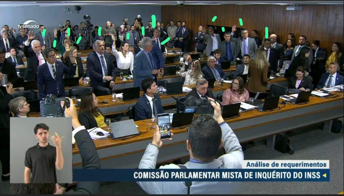 São 14 em pé e 7 sentados / entre os titulares . Senador Viana fraudou a votação , bolsonaristas não respeitam resultado eleitoral, são golpistas na essência. Isto é crime!
