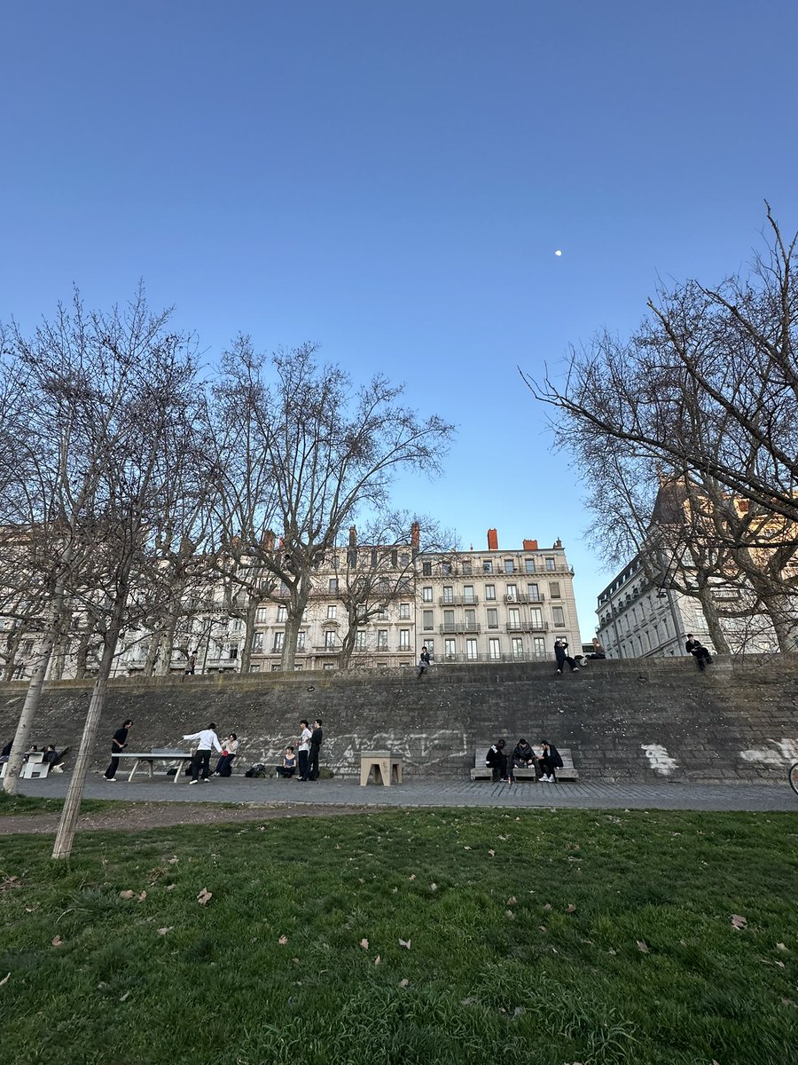 jujubabenju's tweet photo. dois meses morando no sul da frança mas precisei de uma caminhada numa tarde de sol pra perceber que na real eu gosto muito de morar aqui
é isso que o fim do inverno faz com as pessoas https://t.co/9Jt4qVRLyB