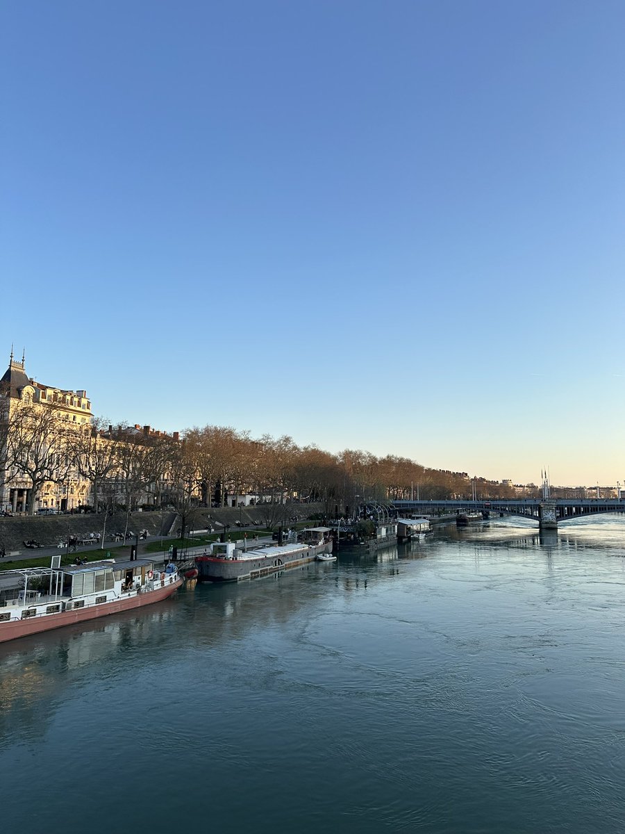 jujubabenju's tweet photo. dois meses morando no sul da frança mas precisei de uma caminhada numa tarde de sol pra perceber que na real eu gosto muito de morar aqui
é isso que o fim do inverno faz com as pessoas https://t.co/9Jt4qVRLyB