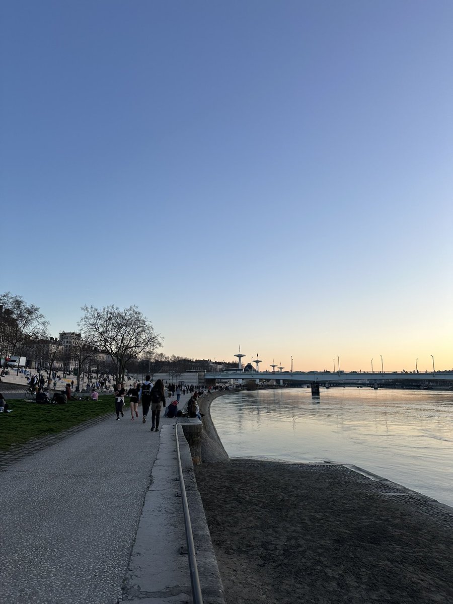 jujubabenju's tweet photo. dois meses morando no sul da frança mas precisei de uma caminhada numa tarde de sol pra perceber que na real eu gosto muito de morar aqui
é isso que o fim do inverno faz com as pessoas https://t.co/9Jt4qVRLyB