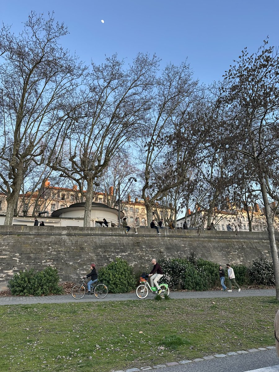jujubabenju's tweet photo. dois meses morando no sul da frança mas precisei de uma caminhada numa tarde de sol pra perceber que na real eu gosto muito de morar aqui
é isso que o fim do inverno faz com as pessoas https://t.co/9Jt4qVRLyB