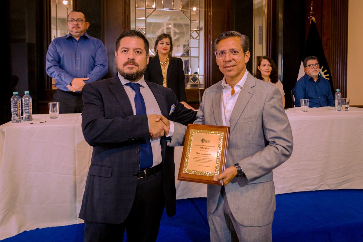segura_ep's tweet photo. ¡Celebramos un hito para la reconstrucción del tejido social de Guayaquil!
 
🎓#SeguraEP junto al Instituto Tecnológico Universitario COMPU SUR acompañaron a la entrega de 56 títulos a los nuevos profesionales. 
⤵️ https://t.co/3tduJ9kGSs