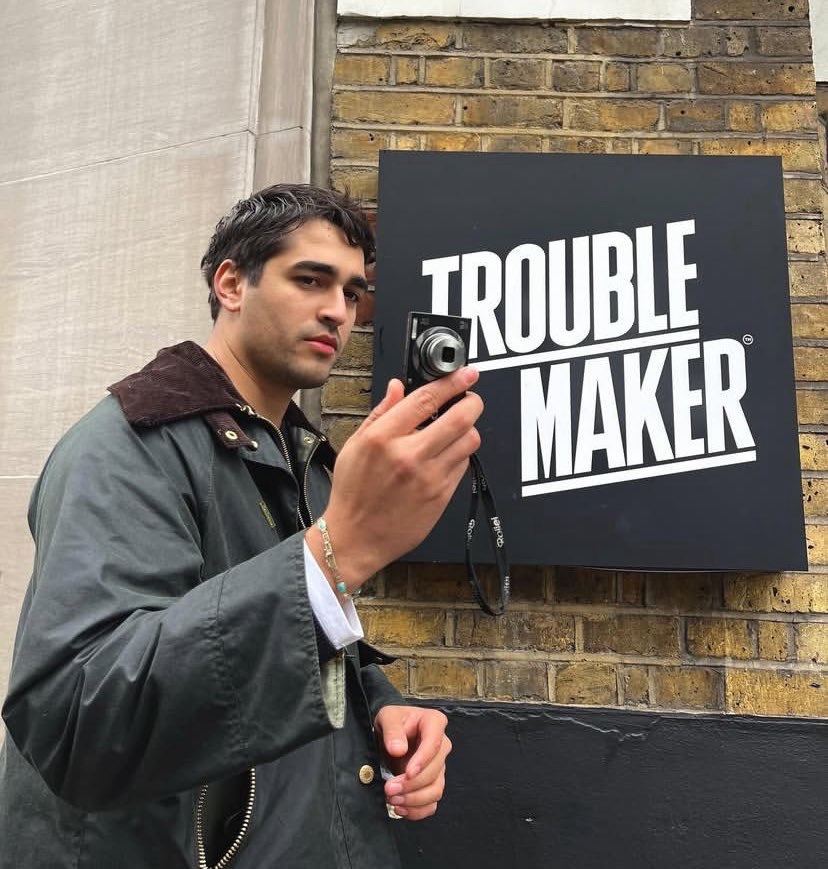 📌En Yakışıklı Oyuncu Kim?

#KeremBürsin 👉🏻 RT
#MertRamazanDemir 👉🏻 FAV

Takip etmeyenlerin oyu geçersizdir.

“ YARI FİNAL ”