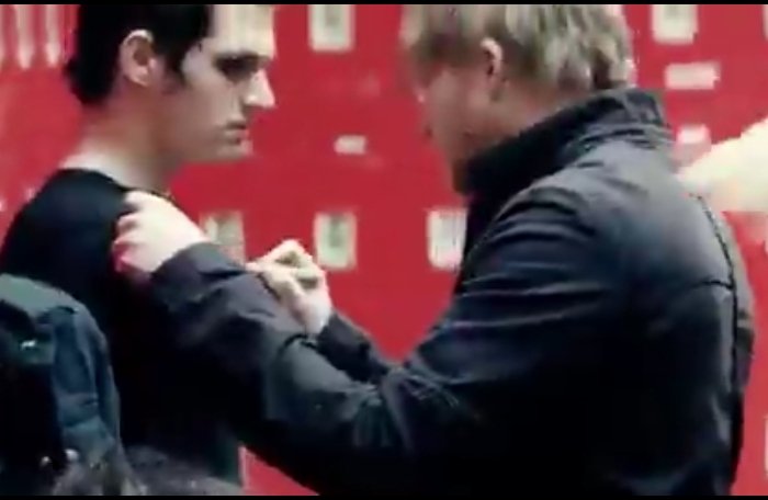 Um monte de mulher se esfregando e os VIADOS tão assim um no outro