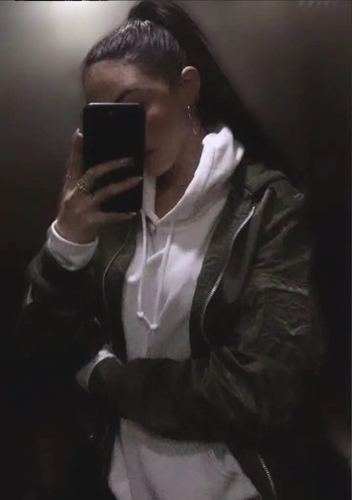 GeorginaTrnt's tweet photo. Από #mirrorchallenge μόνο αυτές τις δύο...Κάτι από πρόπερσι (αριστερά) και κάτι από φέτος (δεξιά)...🪞🤳 https://t.co/dNCKbvEfyb