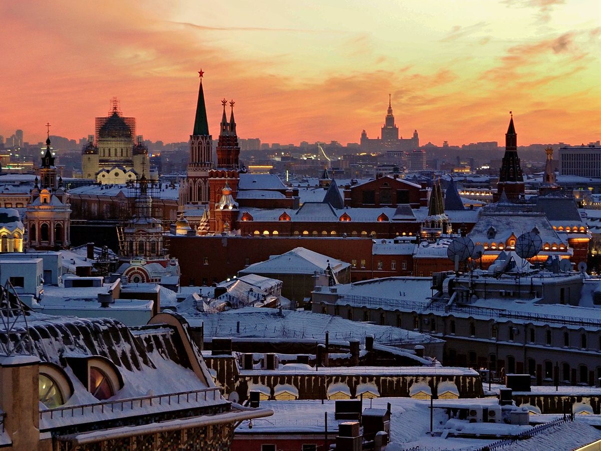 PEKHTography's tweet image. Satellite dish next to a cathedral dome. 
Red star above a snow-covered roof. 😂 
Someone left the thermostat of history stuck between -15°C 
and the 16th century. 
This city cannot decide — and it's perfect. 🔥
#WinterVibes #MoscowSunset #RooftopMoscow #FireAndIce