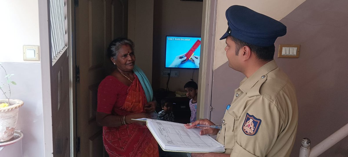 halasoorps's tweet photo. ‘ಆಸರೆ’ ಎಂಬ ಸಮುದಾಯ ಪೊಲೀಸ್ ಪರಿಕಲ್ಪನೆಯಡಿಯಲ್ಲಿ, ಹಿರಿಯ ನಾಗರಿಕರಿಗಾಗಿ ಸುರಕ್ಷತೆ, ಗೌರವ &amp; ಆರೈಕೆ ಎಂಬ ಉದ್ದೇಶದೊಂದಿಗೆ ಒಂಟಿಯಾಗಿ ವಾಸಿಸುವ ಹಿರಿಯ ನಾಗರಿಕರ ಮನೆಗಳಿಗೆ ಭೇಟಿ ನೀಡಿ, ಅವರ ಕುಂದು-ಕೊರತೆಗಳನ್ನು ಆಲಿಸಿ, ಅಗತ್ಯ ಕ್ರಮಗಳನ್ನು ಕೈಗೊಳ್ಳುವ ಭರವಸೆ ನೀಡಲಾಯಿತು.  @BlrCityPolice
@DcpEastBcp #ASARE #Senio https://t.co/IHk1o18CAC