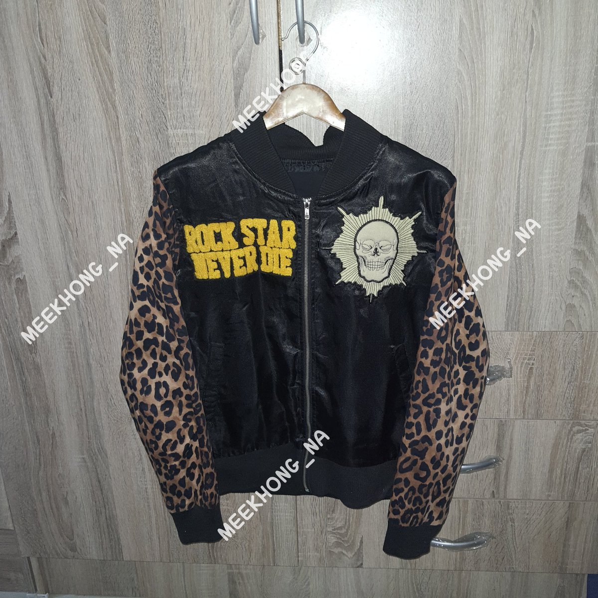 CUTEZERO09's tweet photo. แจ็คเก็ตบอมเบอร์ผ้าร่ม Rockstar never die งานปักสภาพดีไม่มีตำหนิ

อก 38/ยาว 27
ราคา 350฿ 
📮40

#lisa #ตลาดนัดlisa #ไอดอลใส่ #เสื้อผ้ามือสองสภาพดี #เสื้อผ้าแฟชั่นผู้หญิง #ตลาดนัดblackpink #ตลาดนัดaespa https://t.co/3ipaHPv5XL
