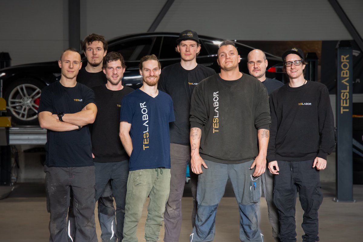 revoltaris's tweet photo. The Teslabor team, always there for you 😜🤝

Our goal: To be the independent and unbiased alternative to the Tesla Service Center with maximum transparency.

#evgarage #teslaschweiz #teslaservice #autoservice https://t.co/CEjQlwq6bf