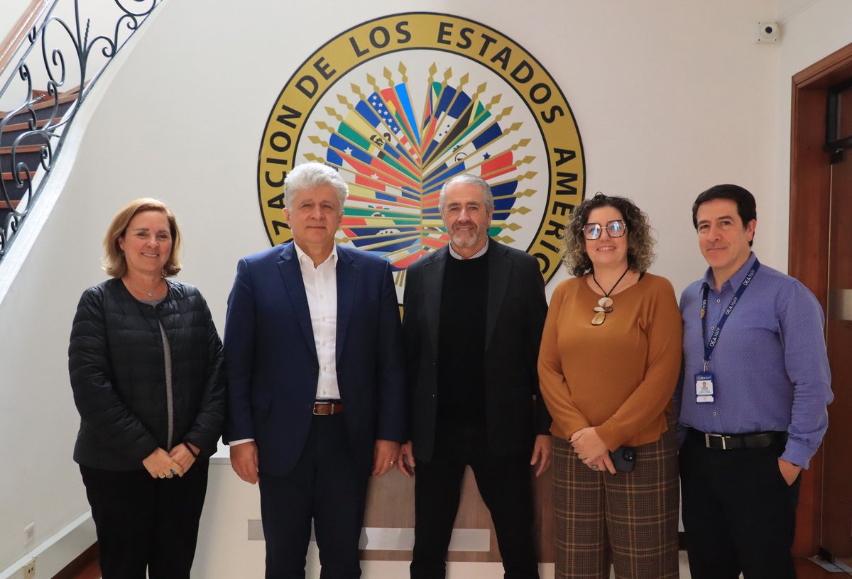 Recibimos en la <a href="/MAPPOEA/">MAPP/OEA</a> la visita de Miroslav Jenča <a href="/JencaMiroslav/">Miroslav Jenča</a>, representante especial del Secretario General de Naciones Unidas en Colombia y jefe <a href="/MisionONUCol/">Misión de la ONU en Colombia</a> con quien conversamos sobre los desafíos compartidos y los esfuerzos conjuntos en la construcción de paz en 🇨🇴,