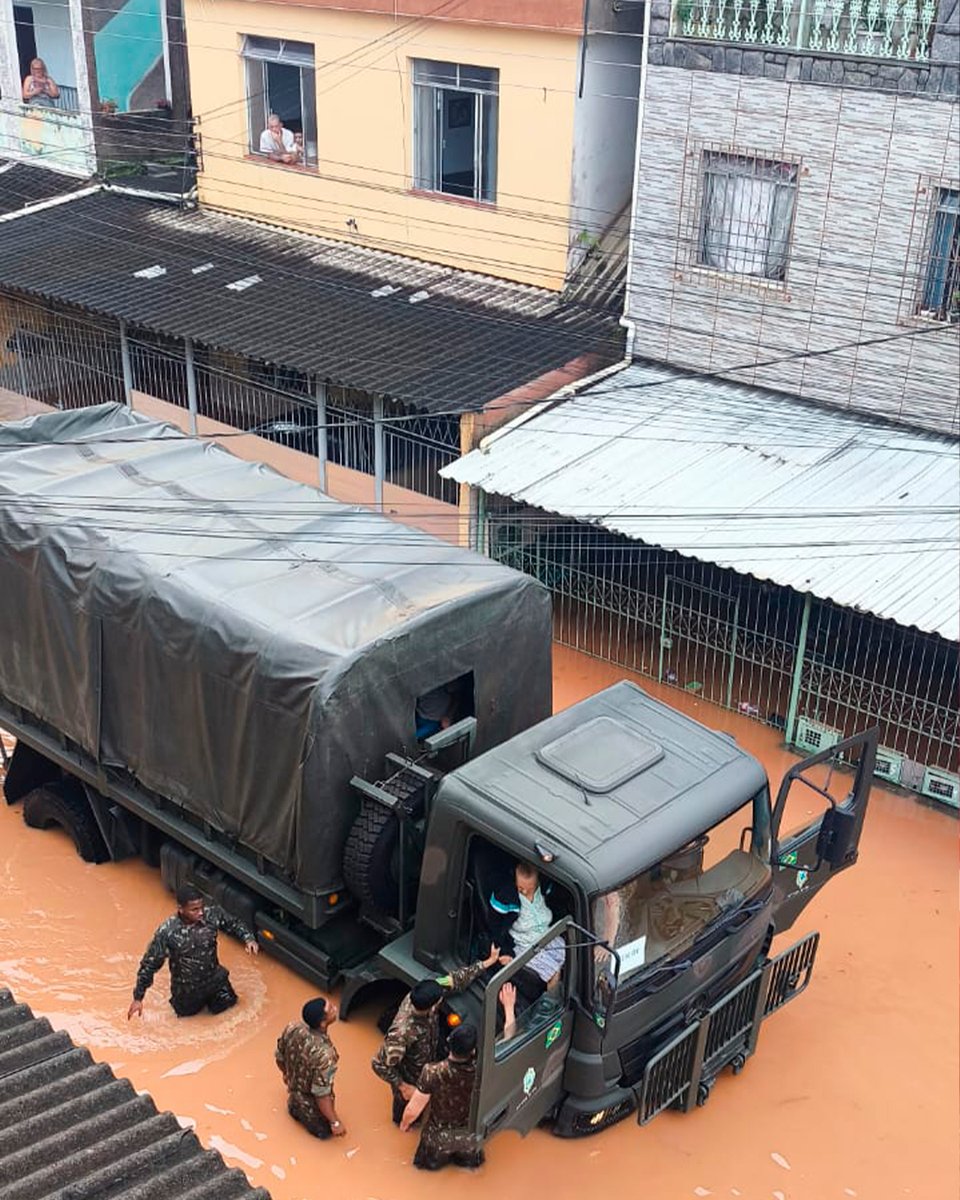 exercitooficial's tweet photo. 🪖JUIZ DE FORA/MG - O Exército Brasileiro mobilizou tropas da Brigada de Infantaria de Montanha e do Comando de Aviação do Exército para atuar em apoio à Defesa Civil do Estado de Minas Gerais na mitigação dos impactos das fortes chuvas que atingiram a região da Zona da Mata Mineira. 🌧️

"Exército 🇧🇷: 💪 Forte, 🤝 Amiga!"