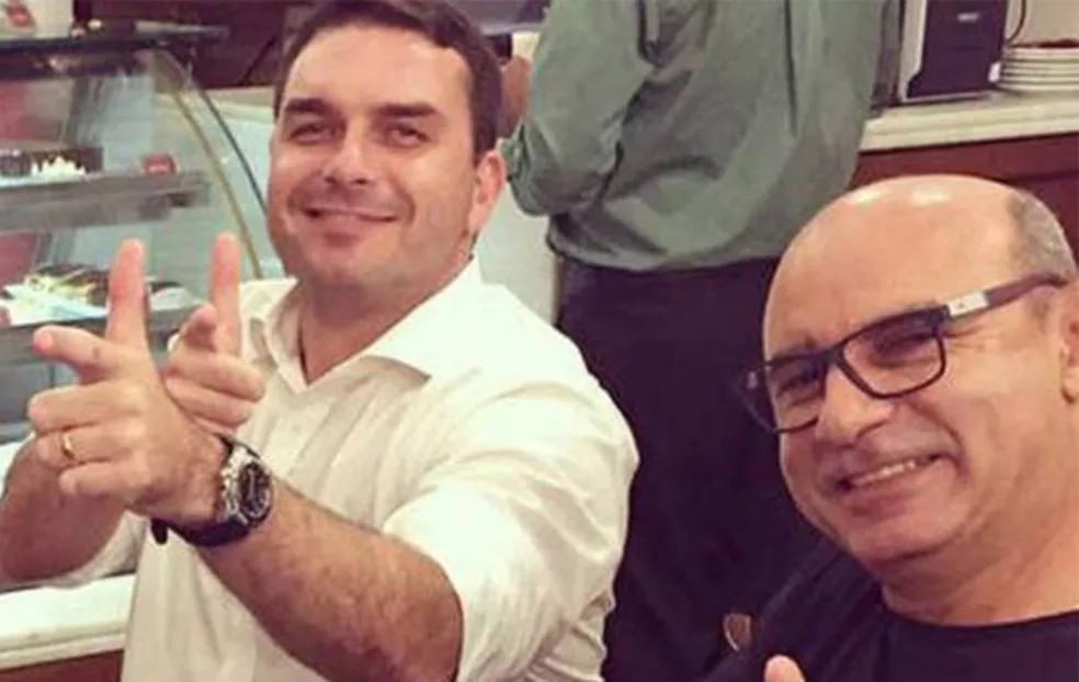 Ei Patriotario, 🐮🇮🇱🇺🇸🇧🇷
A quebra de sigilo do filho do Lula não torna Flávio Rachadinhas um homem honesto e muito menos salvador da Pátria. O sigilo do Flávio Bolsonaro é tão obscuro quanto o do Lulinha.

Será que a "Familicia" Bolsonaro topa quebrar o sigilo fiscal de suas