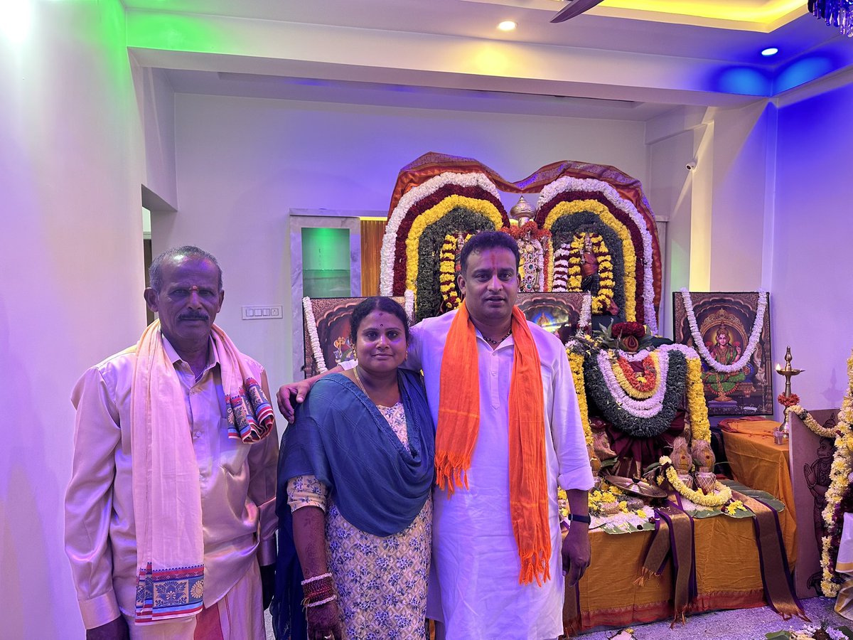 chilumeravik's tweet photo. ನನ್ನ ಸಹೋದರಿಯಾದ ಶ್ರೀಮತಿ ಪುಷ್ಪಲತಾ ಮತ್ತು ಶ್ರೀ ಉಮೇಶ್ ರವರು  ನೂತನವಾಗಿ ನಿರ್ಮಿಸಿರುವ ಜೇನು ಗೂಡಿನ ಗೃಹಪ್ರವೇಶ ಸಮಾರಂಭದಲ್ಲಿ ಭಾಗವಹಿಸಿ ಶುಭ ಕೋರಿದ ಕ್ಷಣ.

ಈ ಹೊಸ ಗೃಹವು ಸದಾ ಸಂತೋಷ, ಸಮೃದ್ಧಿ, ಆರೋಗ್ಯ ಮತ್ತು ಐಶ್ವರ್ಯದಿಂದ ಕಂಗೊಳಿಸಲಿ ಎಂದು ಹಾರೈಸುತ್ತೇನೆ.
ದೇವರ ಕೃಪೆಯಿಂದ ಅವರ ಕುಟುಂಬಕ್ಕೆ ಶಾಂತಿ, ಪ್ರೀತಿ ಮತ್ತು ಶುಭಭವಿಷ್ಯ ದೊರಕಲಿ. 
ಇಂತಹ ಸಂತಸದ ಕ್ಷಣವನ್ನು ಕುಟುಂಬದವರೊಂದಿಗೆ ಹಂಚಿಕೊಂಡುದು ನನಗೆ ವಿಶೇಷ ಸಂತೋಷವನ್ನುಂಟುಮಾಡಿತು.

#chilumeravikumar
#ChilumeRavikumarFoundation
#Gruhapravesha
#HouseWarming
#NewHome