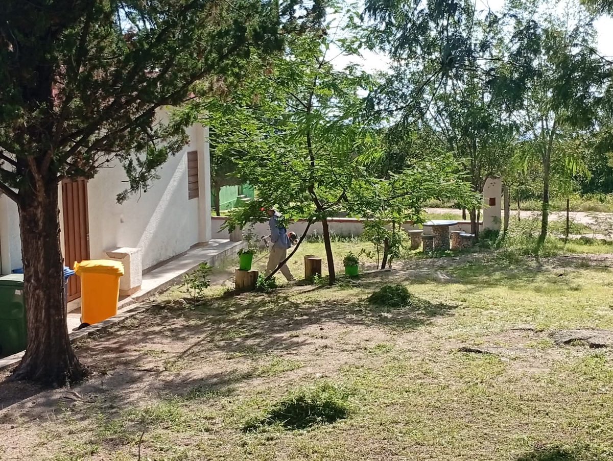 rodrigolrp's tweet photo. Nuestro equipo de la Cuadrilla Municipal de Anillaco, junto a Defensa Civil, llevó adelante importantes tareas de desmalezamiento en distintos establecimientos educativos de la zona norte del departamento.

Trabajamos en Santa Vera Cruz, San Pedro, Anjullón y Anillaco. https://t.co/PGBiVu4lAv
