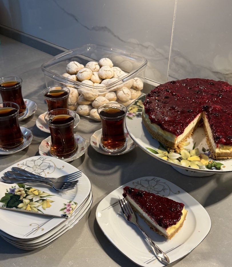 zeynepepepepe's tweet photo. basit hayatın iftardan sonra çay-tatlı yapılan saatleri https://t.co/2tDJRL9x8U