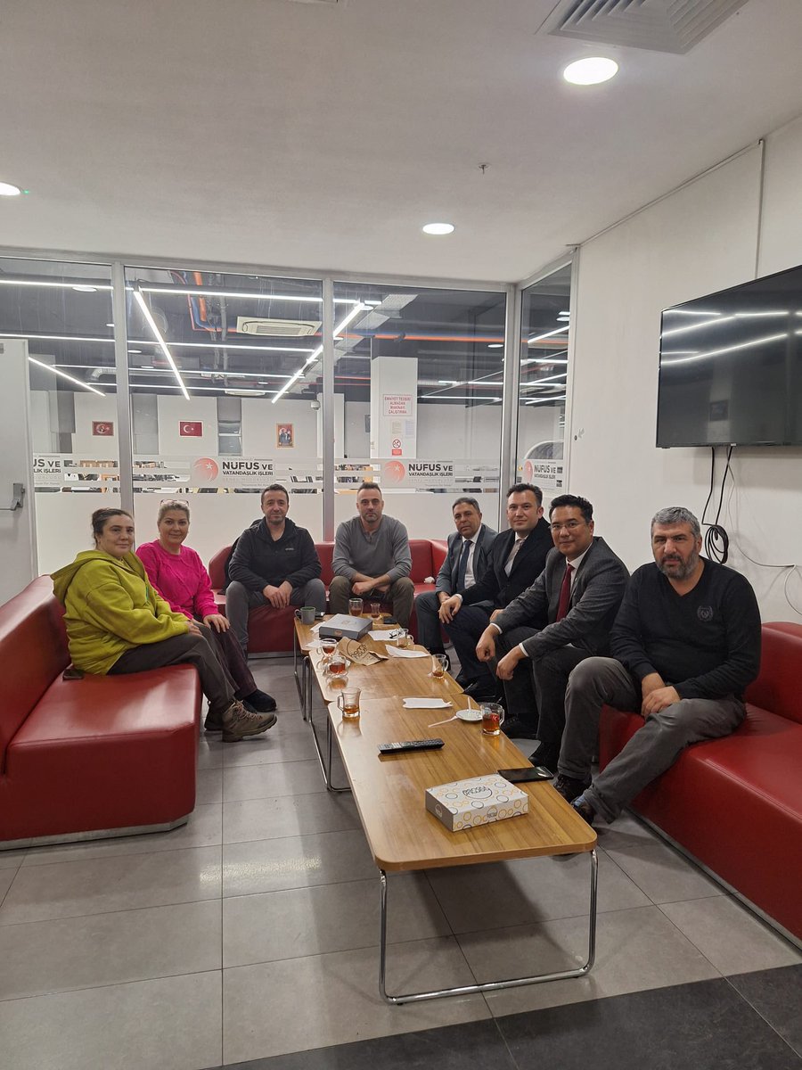 tbsankara7's tweet photo. 📌 Ramazan ayının manevi atmosferinde, sahada görev yapan kıymetli kamu çalışanlarımızla iftar sonrası bir araya geldik.
📌 112 AÇM ve Nüfus Müdürlüklerinde 7/24 kesintisiz görev yapan meslektaşlarımızı ziyaret ederek, nöbetlerinin başında hasbihal ettik; https://t.co/vGNKxQrZ0X