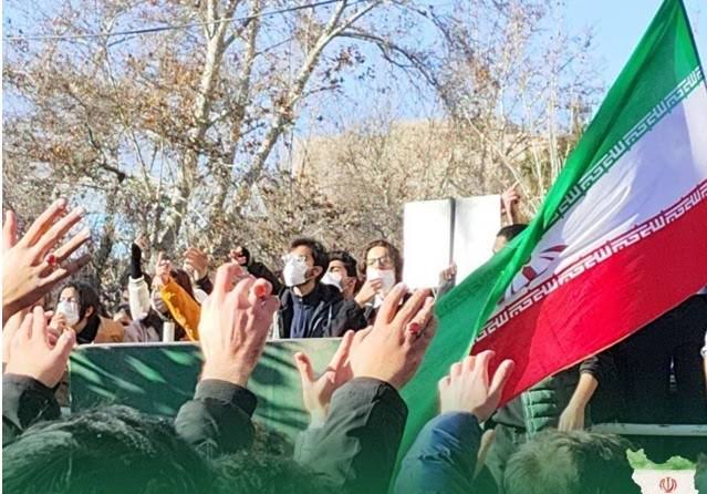 sina26sh's tweet photo. دانشگاه مهد گفت‌وگو و اندیشه است، نه صحنه‌ی توهین و آتش‌زدن نماد ملی. انتقاد باید با عقلانیت همراه باشه، نه با نفرت.
#پرچم_ایران #دانشگاه https://t.co/mk3tG2VDPj