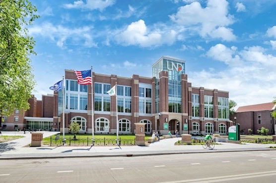 FlagshipUND's tweet photo. Why the University of North Dakota? 

- Top notch value &amp; programs 🤑
- Grand Forks is an elite college town w/ crazy fans 📢
- Passionate alumni all over the world 💚
- Booming enrollment (largest in the Dakotas by far) 📈
- New academic &amp; athletic facilities everywhere you look https://t.co/pYMQZvMnAb