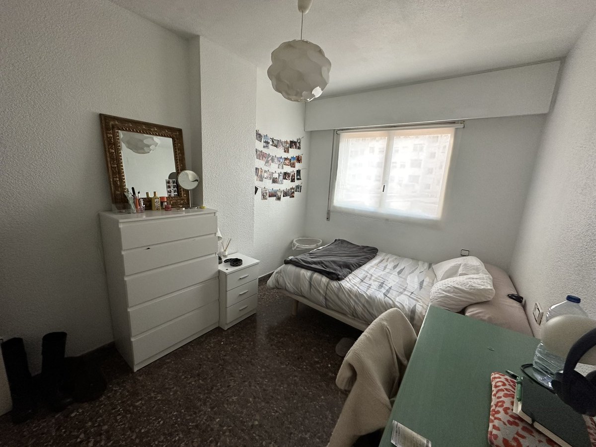 adileon16's tweet photo. ¡¡¡habitación libre en valencia para marzo/abril!!! 

📕 Enfrente de la upv y derecho uv 
🛒 Vivimos encima del Consum
🌟 Piso amplísimo y con mucha luz
🛌 Todas las habs tienen cama doble 
💆🏼‍♂️ Dos baños
🍴Cocina muy equipada

Más fotos/info en este tiktok:
https://t.co/MR8VI0Oh3F https://t.co/4WXAaKqRqV