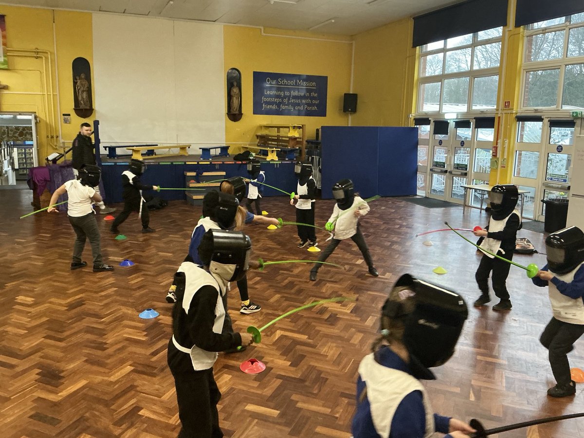 AbbeyPrimary's tweet image. #Y3 are fencing for the first time, learning new skills and how to stay safe. #PE #fencing