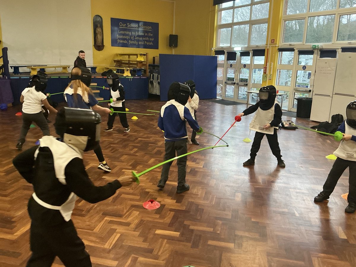 AbbeyPrimary's tweet image. #Y3 are fencing for the first time, learning new skills and how to stay safe. #PE #fencing