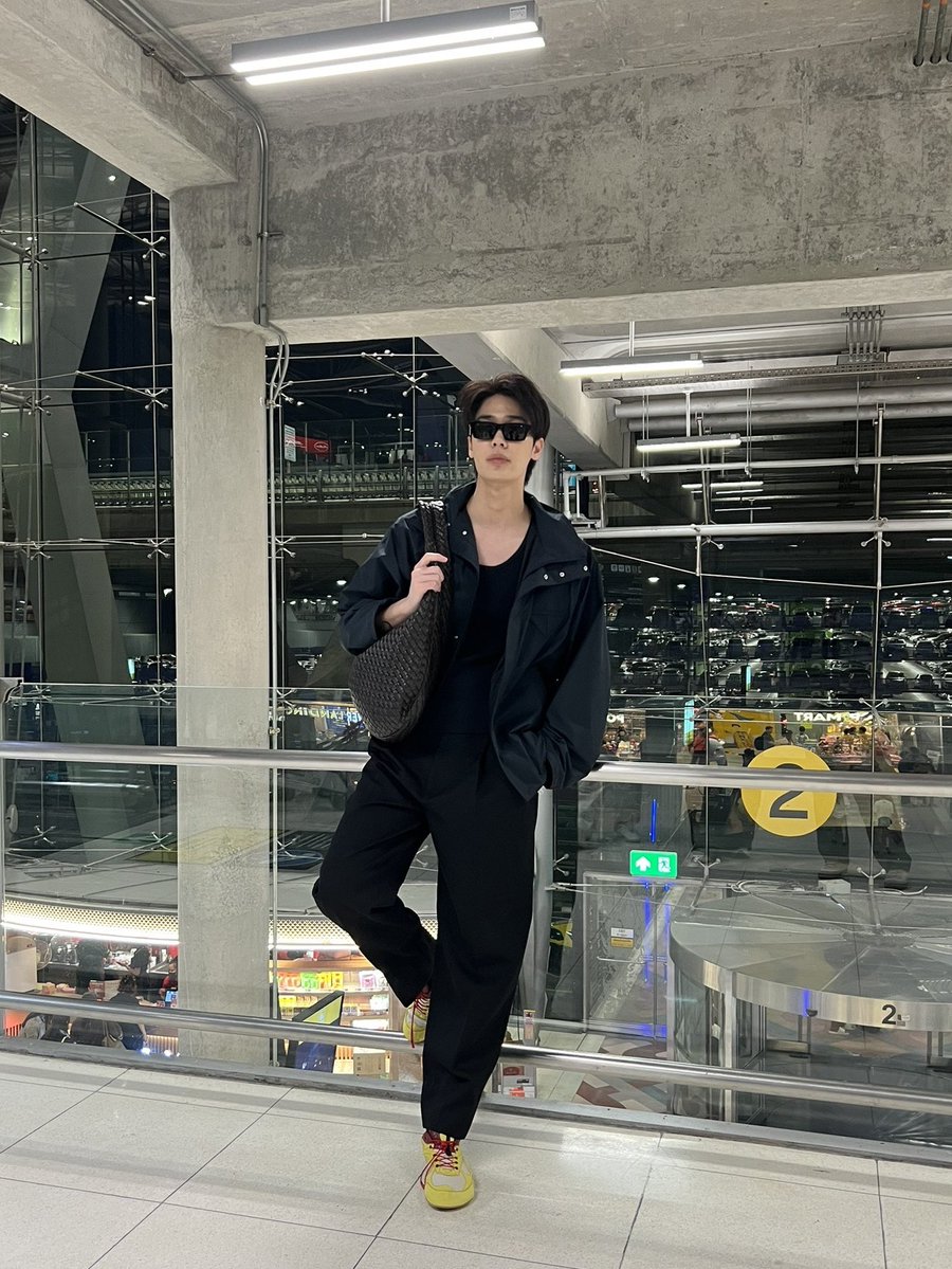 “ดิว จิรวรรตน์” Bottega Veneta Brand Ambassador พร้อมออกเดินทางเพื่อเข้าร่วมชมแฟชั่นโชว์ Bottega Veneta Winter 2026 ณ เมืองมิลาน ประเทศอิตาลี ในวันที่ 28 กุมภาพันธ์ เวลา 20:00 น. ตามเวลาท้องถิ่น ซึ่งจะตรงกับวันที่ 1 มีนาคม เวลา 02:00 น. ตามเวลาประเทศไทย
ฝากแฟนๆ ติดตามกันด้วยนะคะ