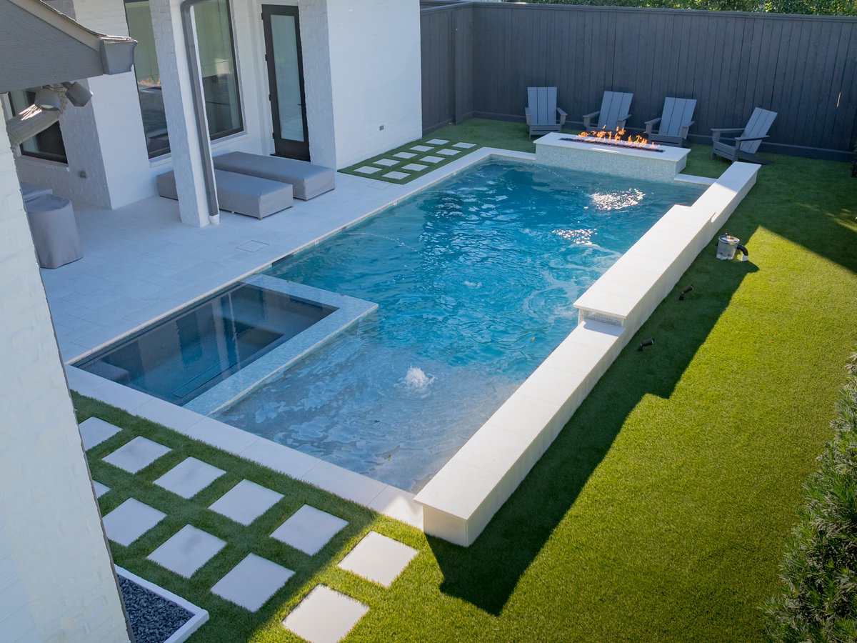 PlatinumPools's tweet image. Fire and water together create a contrast that feels intentional and inviting. It’s a combination that homeowners love year-round.

#FireAndWater #OutdoorFeatures #CustomBackyard