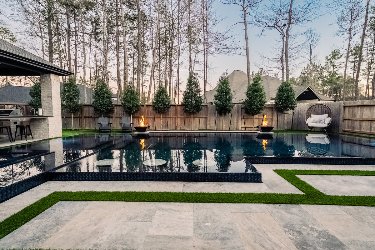 PlatinumPools's tweet image. Fire and water together create a contrast that feels intentional and inviting. It’s a combination that homeowners love year-round.

#FireAndWater #OutdoorFeatures #CustomBackyard