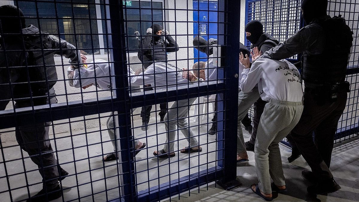 FocusMedia_Fr's tweet photo. 🇮🇱🇵🇸 FLASH | Un responsable israélien des prisons a organisé une « visite safari » pour 20 colons israéliens à la prison de Nitzan, leur permettant d’observer la torture de détenus palestiniens. Au cours de cette visite, les participants ont vu des prisonniers menottés et humiliés au sol, assisté à une leçon de Torah et « béni » les gardes.