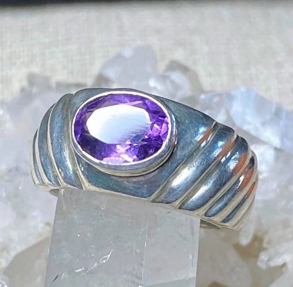 StuffWeFind1's tweet photo. Genuine amethyst set in higher silver content ring from the 80’s. Bought in a boutique specializing in handmade jewelry. 💜

Sterling Silver Amethyst Ring - Size 6 1/2 - 4g - 950 Silver - Vintage - 1980’s

https://t.co/58vBgXHsuN

#ring #gemstone #jewelry #SterlingSilver #vintage https://t.co/16usib845X