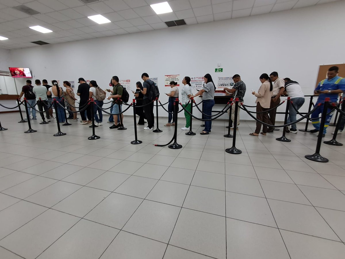 MelyCastilloF's tweet photo. Pesimo servicio de Av Villas @grupoaval mas de 30 personas en fila y solo 2 cajas atendiendo. Es perder una mañana por no tener el personal completo https://t.co/9Ni4eB957f
