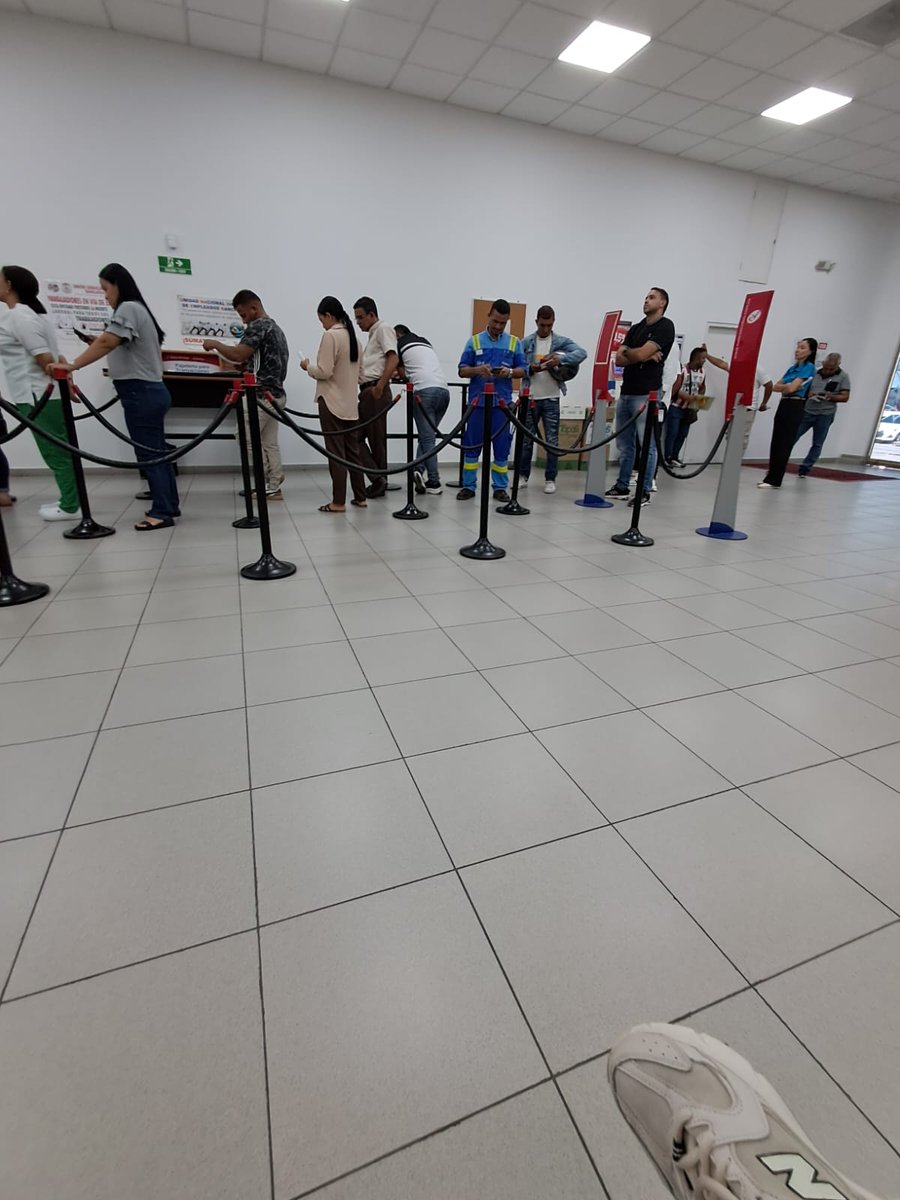 MelyCastilloF's tweet photo. Pesimo servicio de Av Villas @grupoaval mas de 30 personas en fila y solo 2 cajas atendiendo. Es perder una mañana por no tener el personal completo https://t.co/9Ni4eB957f