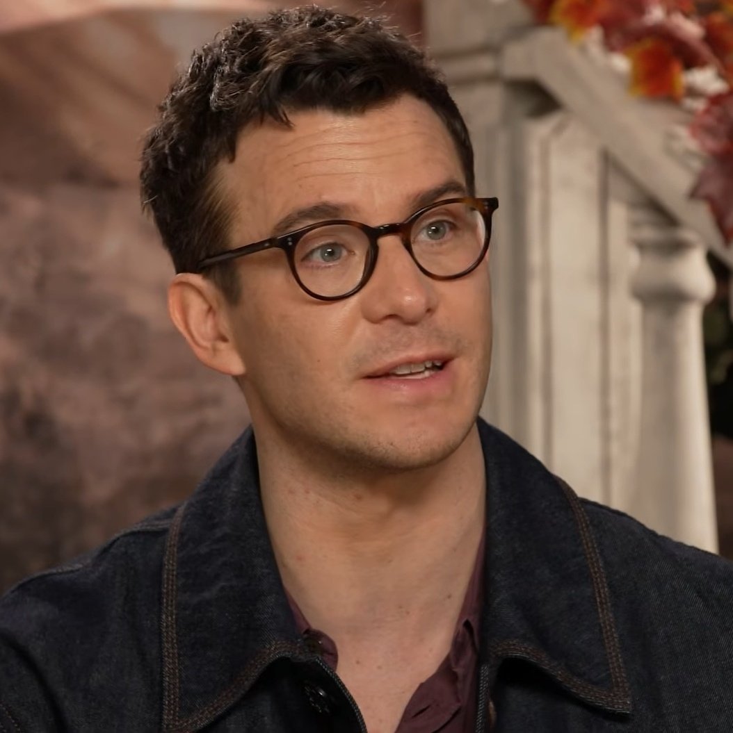 Benophie4evr's tweet photo. he's so insanely fine like how is he even real https://t.co/Fac38oOJFa