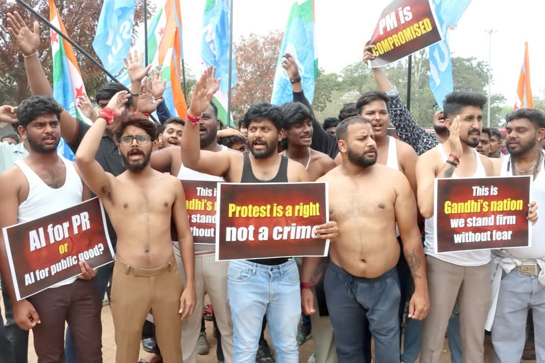 NSUIKarnataka's tweet photo. Under the leadership of #NSUIKarnataka President Shri.@KirthiGanesh1 ji
Shirt less protest was organized by NSUI Leaders against the arrest of @IYC President @UdayBhanuIYC and team.
#ReleaseIYCLeaders https://t.co/387HDPvx4K