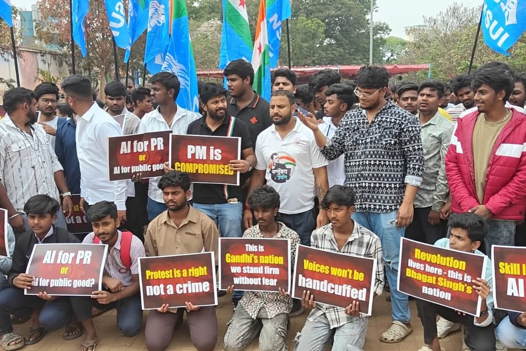 NSUIKarnataka's tweet photo. Under the leadership of #NSUIKarnataka President Shri.@KirthiGanesh1 ji
Shirt less protest was organized by NSUI Leaders against the arrest of @IYC President @UdayBhanuIYC and team.
#ReleaseIYCLeaders https://t.co/387HDPvx4K