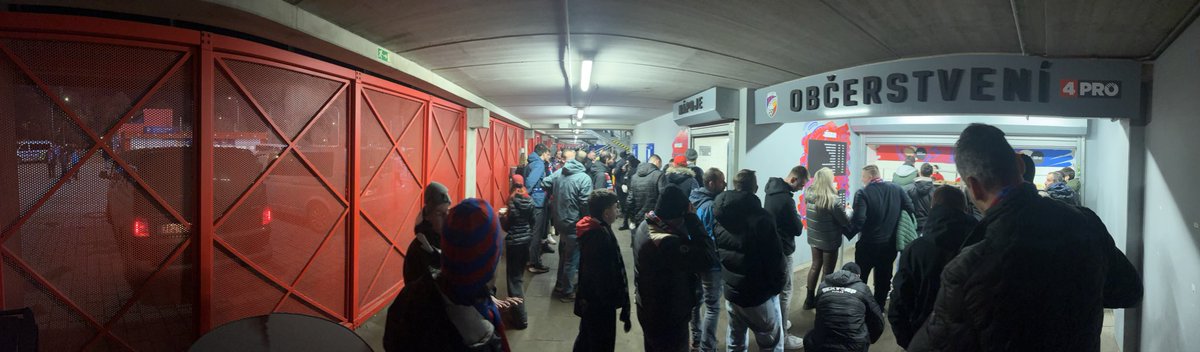 MisaVrba's tweet photo. Bohužel, zas a znova. Nastartované zaparkované dodávky @PolicieCZ  u stadionu @fcviktorkaplzen přímo u fronty na občerstvení. Fakt se tu nedá moc dýchat (Nepřijeli před chvilkou a není to první zápas, kdy se tohle děje). https://t.co/zmqQL9l81j
